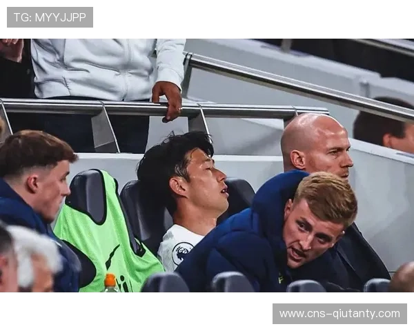 孙兴慜与萨拉赫共享金靴，两人微笑合影彰显体育精神