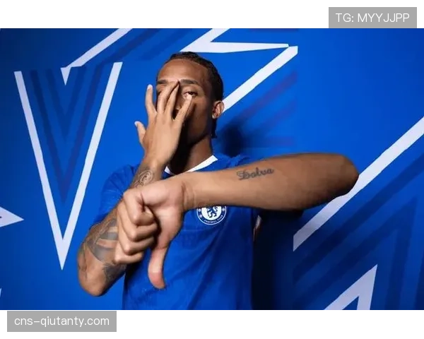 镜头：得知家乡球队卡利亚里保级成功，老将若昂·佩德罗泪洒赛场